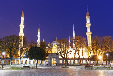 Türkei, Istanbul, Blaue Moschee in der Abenddämmerung - SIEF005289