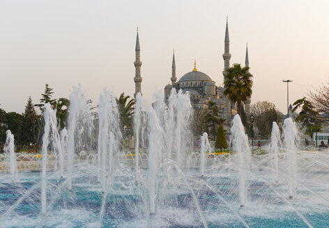 Türkei, Istanbul, Springbrunnen und Blaue Moschee - SIEF005291