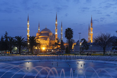 Türkei, Istanbul, Blaue Moschee in der Abenddämmerung, Springbrunnen im Park - SIEF005292