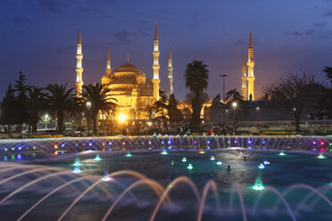 Türkei, Istanbul, Blaue Moschee in der Abenddämmerung, Springbrunnen im Park - SIEF005293