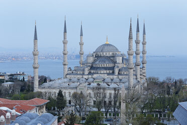 Türkei, Istanbul, Blaue Moschee in der Abenddämmerung - SIE005296