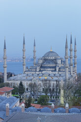 Türkei, Istanbul, Blaue Moschee in der Abenddämmerung - SIE005298