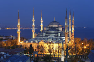Türkei, Istanbul, Blaue Moschee in der Abenddämmerung - SIEF005300