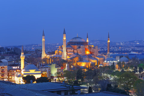 Türkei, Istanbul, Haghia Sophia in der Abenddämmerung, lizenzfreies Stockfoto