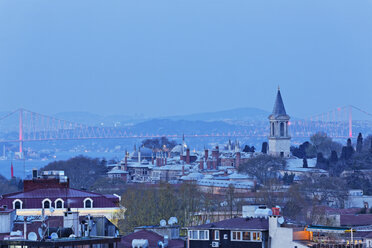 Türkei, Istanbul, Stadtbild mit Bosporus-Brücke, Altstadt Sultanahmet und Topkapi-Palast - SIEF005303