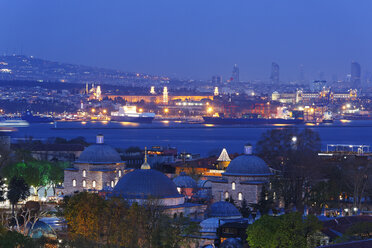 Türkei, Istanbul, Blick auf das Roxelane-Bad, Blaue Moschee, im Hintergrund Kadikoy in der Abenddämmerung - SIEF005304