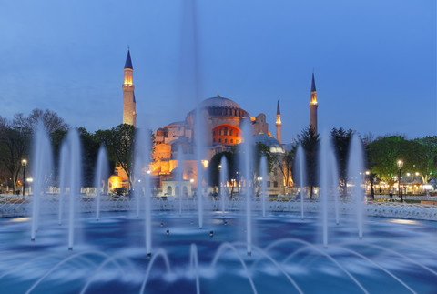 Türkei, Istanbul, Brunnen im Park, Hagia Sofia Moschee im Hintergrund, lizenzfreies Stockfoto