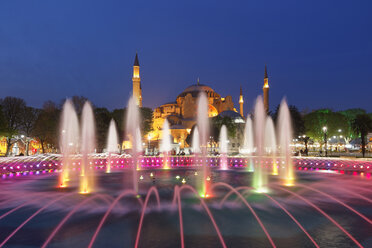 Türkei, Istanbul, Brunnen im Park, Hagia Sofia Moschee im Hintergrund - SIE005308