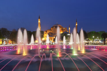 Turkey, Istanbul, Fountain in the Park, Hagia Sofia Mosque in the background - SIE005308