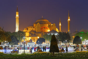 Türkei, Istanbul, Park mit Brunnen bei Nacht, Hagia Sofia Moschee im Hintergrund - SIEF005309