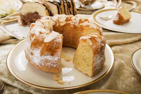 Variationen von italienischem Mandelkuchen auf gedecktem Kaffeetisch - CSTF000278