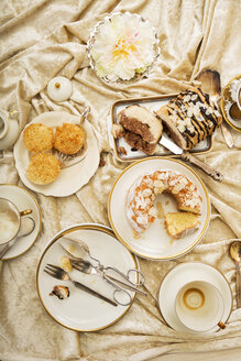 Variationen von italienischem Mandelkuchen auf gedecktem Kaffeetisch - CSTF000281