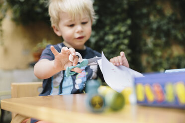 Kleiner Junge schneidet Papier mit einer Kinderschere - MFF001084