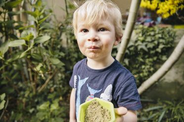 Porträt eines kleinen Jungen, der Sand aus einem Eimer gegessen hat - MFF001087