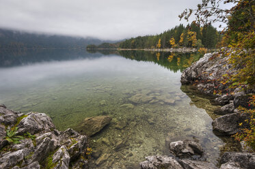 Germany, Bavaria, Eibsee near Garmisch-Partenkirchen in autumn - RJF000111