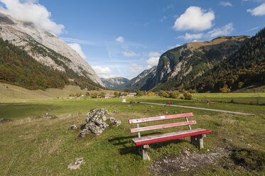 Österreich, Tirol, Alpenpark Karwendel, Holzbank mit der Engalm im Hintergrund - RJF000113