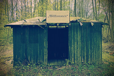 Run down shelter in the woods - HOHF000724