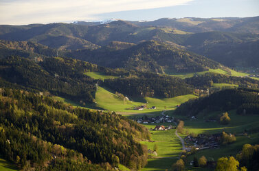 Deutschland, Baden-Württemberg, bei Freiburg, Breisgau, Blick vom Lindenberg bei St. Peter zum Feldberg - DHL000417