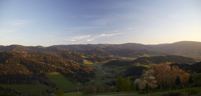 Deutschland, Baden-Württemberg, bei Freiburg, Breisgau, Blick vom Lindenberg bei St. Peter zum Feldberg - DHL000418