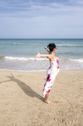 Spain, Fuerteventura, Pregnant woman with outstretched arms on beach - DRF000670
