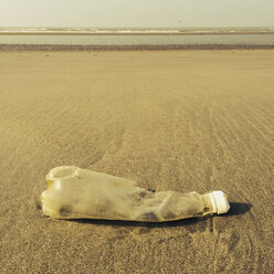 Belgien, Flandern, Plastikmüll, Plastikflasche am Nordseestrand, Ebbe (Verschmutzung) - GWF002730
