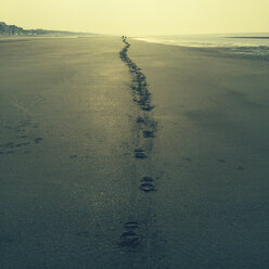 Belgium, Flanders, De Haan, footprints on the North Sea beach - GWF002731