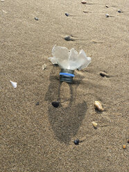 Belgium, Flanders, shadow plays, plastic trash, rest a plastic bottle on the North Sea beach, (pollution) - GWF002732