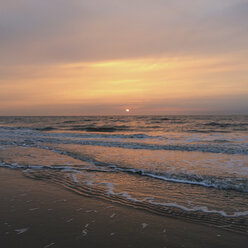 Belgien, Flandern, Nordsee, Sonnenuntergang - GWF002739