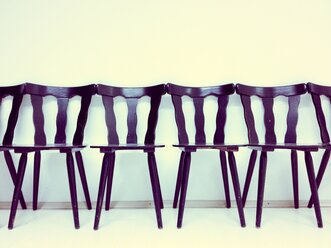 Stühle in einer Reihe, Studio - RIMF000266
