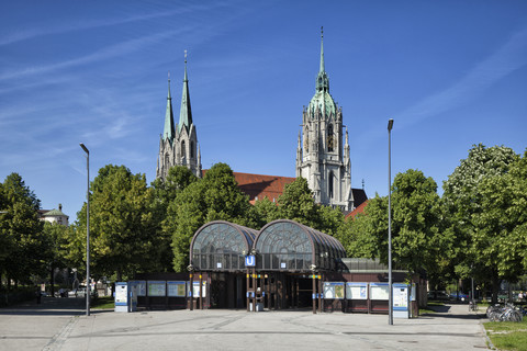 Deutschland, Bayern, München, U-Bahnhof Theresienwiese mit Paulskirche, lizenzfreies Stockfoto