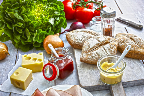 Zutaten von Burgern auf leichtem Boden, lizenzfreies Stockfoto