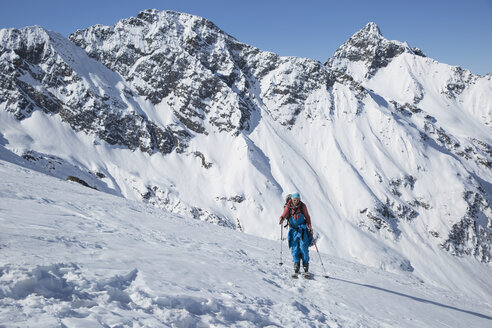 Österreich, Osttirol, Defereggental, Man backcountry skiing - FF001401