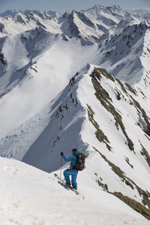 Österreich, Osttirol, Defereggental, Man backcountry skiing - FF001409