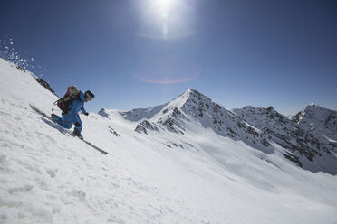 Österreich, Osttirol, Defereggental, Man telemark skiing - FF001405