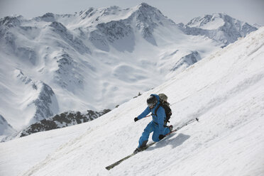 Austria, East Tyrol, Defereggental, Man telemark skiing - FF001412