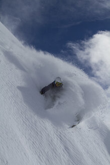 Österreich, Osttirol, Defereggental, Man backcountry skiing - FF001413