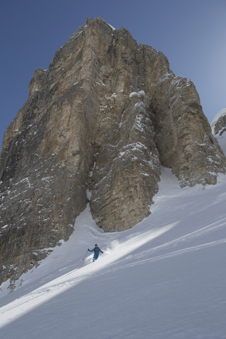 Italien, Dolomiten, Gröden, Skifahren mit Männern, lizenzfreies Stockfoto