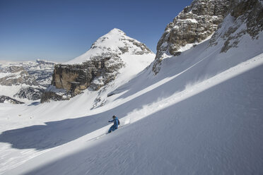 Italien, Dolomiten, Gröden, Skifahren mit Männern - FF001398