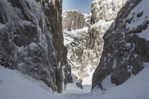 Italien, Dolomiten, Gröden, Skifahren mit Männern - FF001399