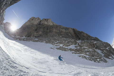 Italien, Dolomiten, Gröden, Man telemark skiing, lizenzfreies Stockfoto