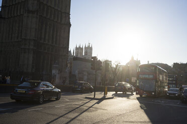 UK, London, Doppeldeckerbus vor dem Big Ben - FLF000414