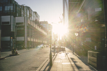 UK, London, Street scene in sunlight - FLF000417