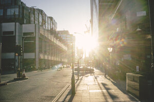 UK, London, Straßenszene im Sonnenlicht - FLF000417