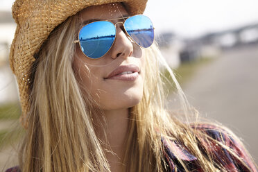 Junge Frau mit Cowboyhut und Sonnenbrille - FMKF001173