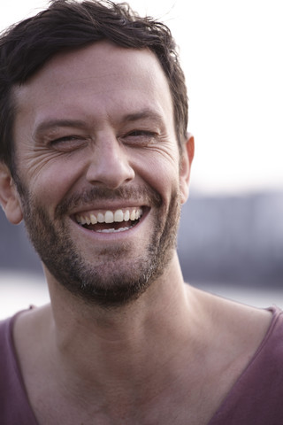 Porträt eines lachenden Mannes im Freien, lizenzfreies Stockfoto