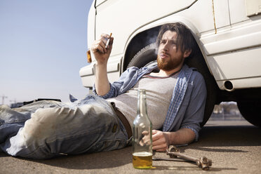 Man leaning against car smoking a cigarette - FMKF001209