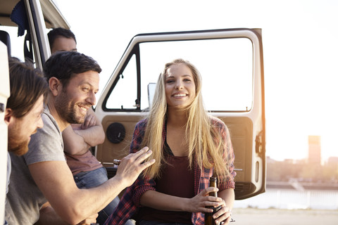 Fröhliche Freunde beim Feiern im Minivan, lizenzfreies Stockfoto