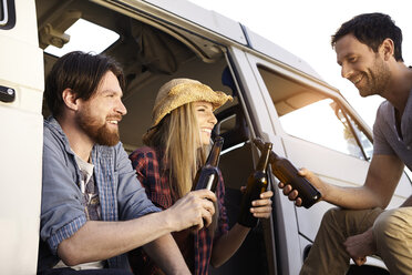 Fröhliche Freunde beim Feiern im Minivan - FMKF001225