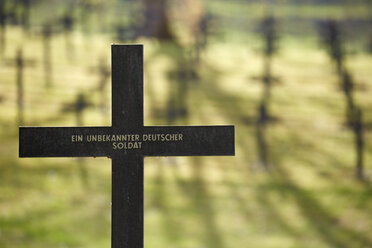 Frankreich, Elsass, Kreuz für einen namenlosen deutschen Soldaten, Soldatenfriedhof - DHL000423