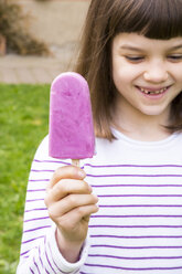 Porträt eines kleinen Mädchens mit Joghurt-Blaubeer-Eislutscher - LVF001124